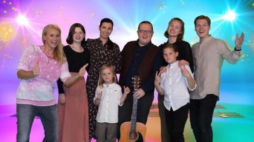 Moderatorin Singa mit Angelo Kelly und seiner Familie.