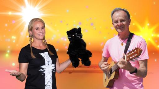 SingAlarm: Moderatorin Singa mit Willy Astor im SingAlarm Studio. Singa hat den Katerstrophen-Kater in der Hand und Willy Astor seine Gitarre.