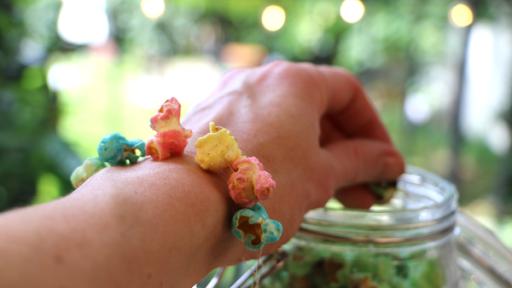 Armband aus buntem Popcorn 