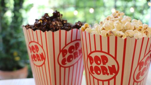 Popcorn mit weißer und dunkler Schokolade