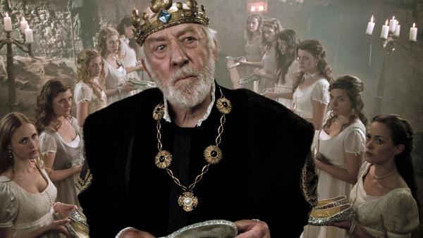 König Karl (Dieter Hallervorden) ist verweifelt: seine zwölf Töchter haben Geheimnisse vor ihm - jeden Morgen sind ihre Schuhe zertanzt. | Rechte: ARD/MDR/Nik Konietzny