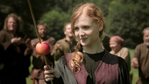 Prinzessin Elisabeth (Isolda Dychauk) schießt einen Pfeil in hohem Bogen in einen Apfel. | Rechte: Radio Bremen/Jo Molitoris