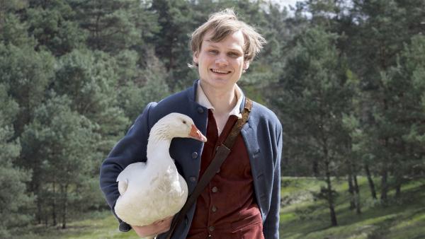 Beschwingt setzen Hans (Anton Spieker) und seine Gans die Reise fort.