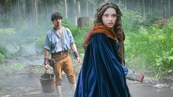 Julia (Katarína Krajoviová, rechts) und (Ladislav Bédi, links) stehen im Wald.