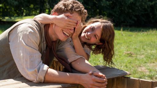 Andrees (Rafael Gareisen) ist auf seinem vertrockneten Land, Maren (Janina Fautz) kommt dazu
