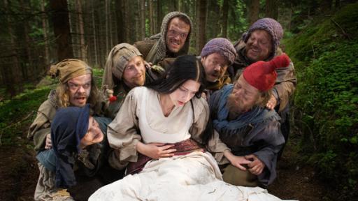 Schneewittchen (Laura Berlin), Narr (Jörg Schüttauf), Königin (Sonja Kirchberger), König (Jaecki Schwarz), Prinz (Nikolas Artajo-Kwasniewski), Jäger (Martin Brambach), Gorm (Uwe Meyer), Wichtel (Peter Luppa), Querx (Karsten Kramer), Alb (Michael Markfort), Quarx (Manni Laudenbach), Schrat (Erwin Bröderbauer), Knirps (Volker Zack Michalowski).