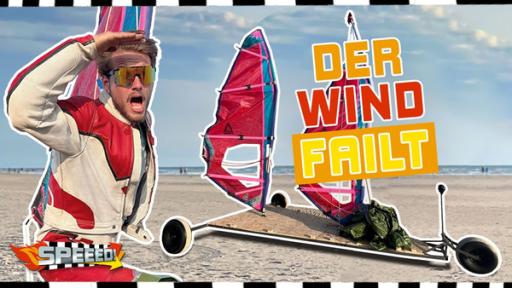 Links hält Leon mit erhobenem Arm Ausschau. Rechts am Strand ein Fahrzeug, das wie eine Mischung aus Skateboard und Surfbrett aussieht. Davor der Schriftzug "Der Wind failt".