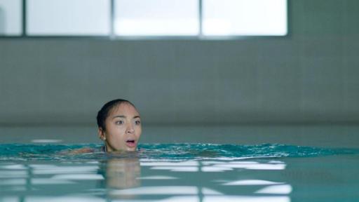 Cece befindet sich in einem Schwimmbecken und sieht angestrengt aus.