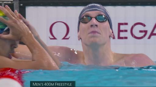 Lukas Maertens mit Schwimmbrille und Badekappe schwimmt in einem Wasserbecken