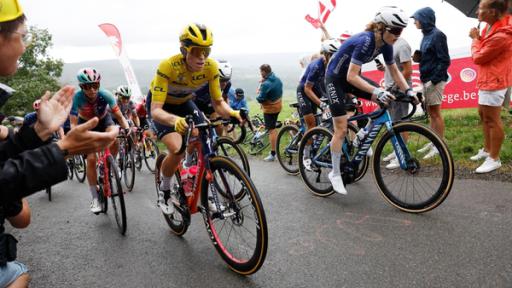 Puck Pieterse und Demi Vollering in Aktion während der 4. Etappe der Tour de France Femmes