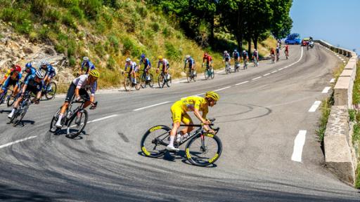 Das Fahrerfeld während der 20. Etappe der Tour de France 2024