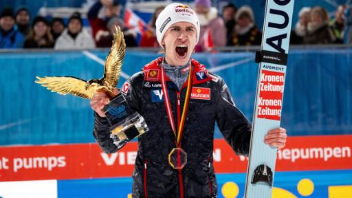 Österreichs Daniel Tschofenig jubelt über den Sieg bei der Vierschanzentournee.