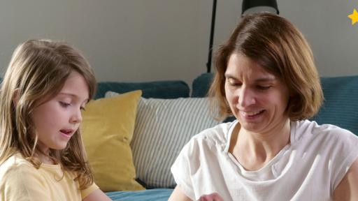 Luca und Mama sind im Wohnzimmer und verpacken ein Geschenk für Luca's Freundin.