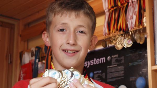 Malte (10 Jahre) schwimmt für sein Leben gern. Und er hat große Ziele: „Zum Beispiel, dass ich bei den Paralympics starten will und bei den Weltmeisterschaften.“ | Rechte: ZDF/EBU