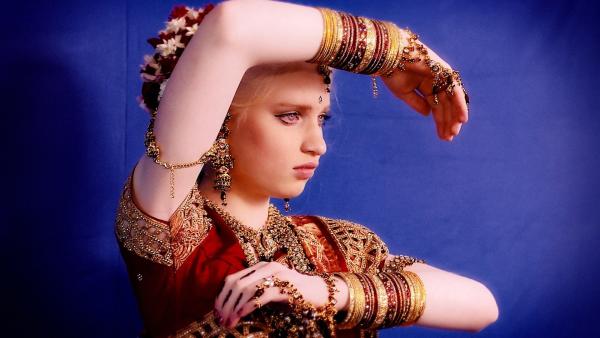 Lisa darf sich auf dem SAMETY VITAY-Fest wie eine indische Prinzessin kleiden. | Rechte: ZDF/Screenshot
