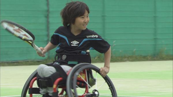 Ryotaro sitzt im Rollstuhl beim Tennismatch und erwartet den Ball seines Bruders. | Rechte: ZDF/Mari Kogure