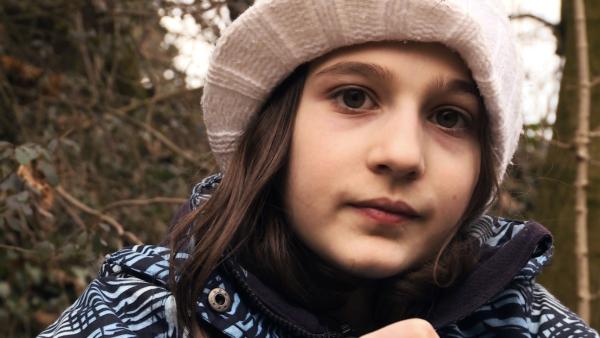 Yael, 10 Jahre, lebt in Bern. Sie will das kleine Wäldchen in ihrer Siedlung retten, das wegen einer neuen Tramlinie weg soll. | Rechte: ZDF/Ilona Stämpli