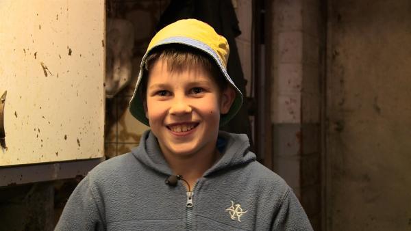 Fabian, elf Jahre, lebt auf einem Schweizer Bergbauernhof. Seine Hobbies sind Schwingen, die Schweizer Form des Ringens, und die Pflege der Kühe. | Rechte: ZDF/Ilona Stämpfli