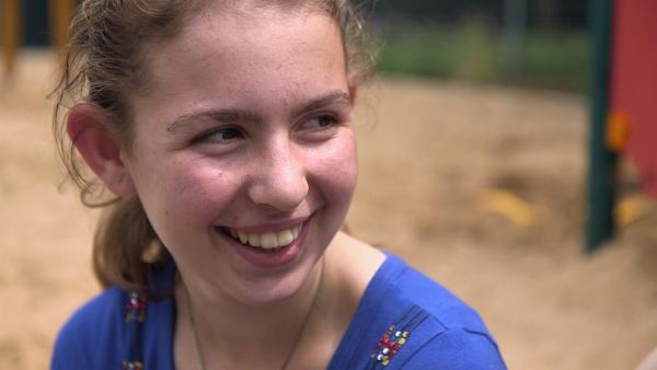 Hisjona lacht sehr gerne. Auch wenn sie nicht weiß, wie lange sie in Deutschland bleiben darf, ist sie meistens sehr fröhlich. | Rechte: ZDF/Florian Lippke