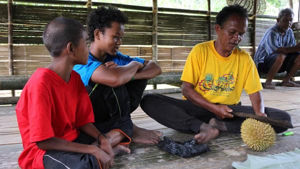 Der Wald versorgt die Dorfbevölkerung mit Nahrung, die Jungen lernen von den Älteren, was man essen kann und wie man es zubereitet. | Rechte: ZDF/Katja Engelhardt