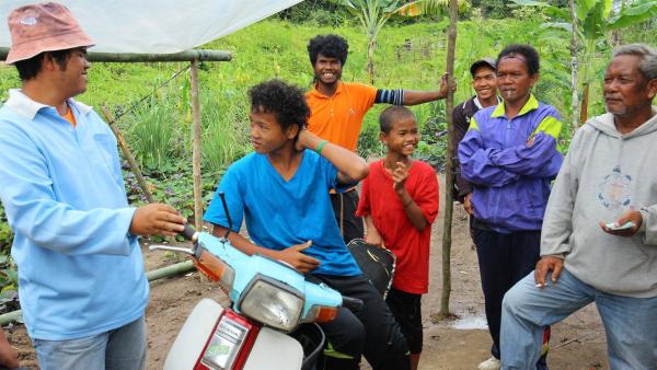 Mit dem Motorroller wollen Akee und sein Onkel einen Ausflug zu den großen Palmöl-Plantagen machen. | Rechte: ZDF/Katja Engelhardt