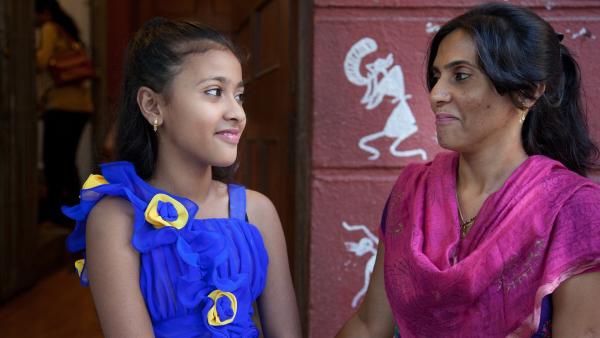 Bhavini hilft ihrer Mutter bei der Arbeit. Das Geld, das sie dabei verdient, spart sie für ihre Tanzausbildung. | Rechte: ZDF/Florian Foest