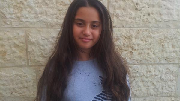 Die 11jährige Kelly aus Jerusalem liebt ihre wunderschönen langen Haare sehr. Doch sie denkt darüber nach, ob sie die Haare abschneiden lässt – für einen guten Zweck. | Rechte: ZDF/Tami Harel