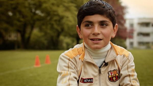 Ayham kommt aus Syrien und lebt nun in der Schweiz. Alles ist neu und ganz anders. Am liebsten würde er zurückgehen nach Syrien - bis ihn Jungs zum Fußballspielen einladen. | Rechte: ZDF/Marek Beles