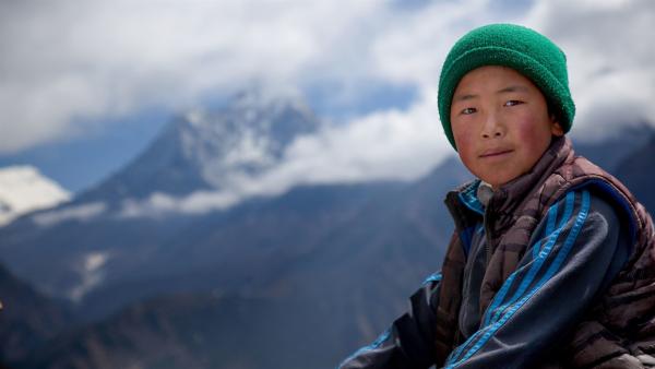 Tsering lebt im Himalaja am Fuße des Mount Everest. Bergführer für Expeditionen zu diesem höchsten Gipfel der Welt zu werden, ist sein großer Traum. | Rechte: ZDF/Florian Foest