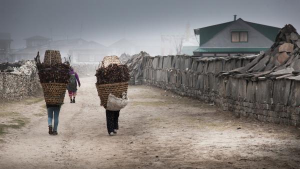 Dorfleben in Khumjung, der Heimat von Tsering. | Rechte: ZDF/Florian Foest