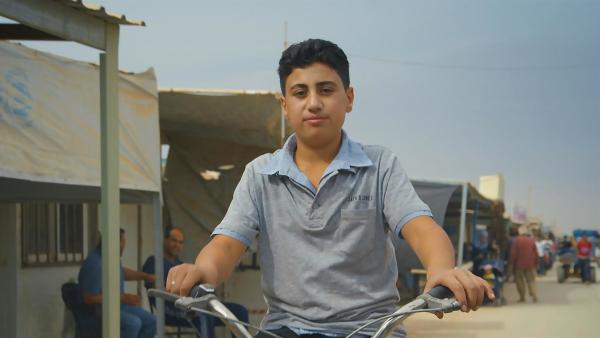 Der junge Syrer Ahmed lebt in einem riesigen Flüchtlingslager im Norden Jordaniens. Er ist stolz auf sein Fahrrad, nur wenige hier besitzen eins. Um das Lager einmal zu durchqueren, wäre Ahmed eine Stunde mit seinem Fahrrad unterwegs. | Rechte: ZDF/Stefania Buonajuti