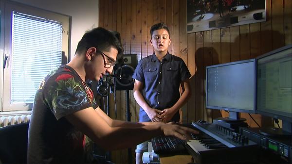 Gabriel arbeitet mit seinem Rapplehrer im Jugendzentrum an einem neuen Song. Sein Lieblingssong handelt über die Vorurteile der Serben gegenüber Roma und dass er selbst stolz ist, ein Roma zu sein. | Rechte: ZDF/Dimitric Sima