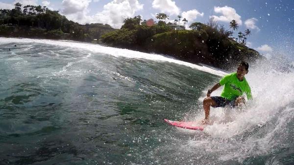 Diesel ist 12 Jahre alt und leidenschaftlicher Surfer. Er trainiert fast täglich am Honolii Beach auf Big Island, Hawaii.   | Rechte: ZDF/Klaus Tümmler