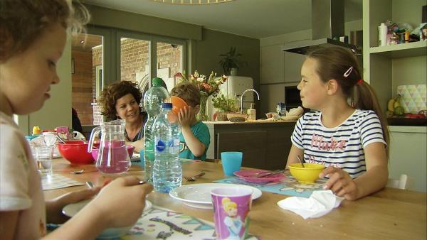 Anna frühstückt mit ihrer Familie. Alle sind wieder fröhlich und gut gelaunt, trotz ihrer schrecklichen Erlebnisse vor einem Jahr. | Rechte: ZDF/Kristiaan Grauwels