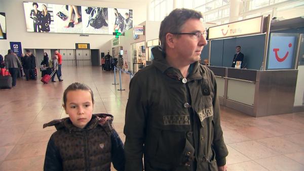 Anna kehrt mit ihrem Vater zum Ort des Terroranschlags zurück. Sie gehen über den Flughafen in Brüssel und auch an die Unglücksstelle. Anna hat Angst, aber sie will sich mit den Erinnerungen konfrontieren. | Rechte: ZDF/Kristiaan Grauwels