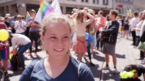 Jane steht hinter ihrer Mutter und deren neuer Liebe. Deshalb geht sie beim CSD (Christopher Street Day) mit und möchte für Gleichberechtigung kämpfen. | Rechte: ZDF/Florian Lippke