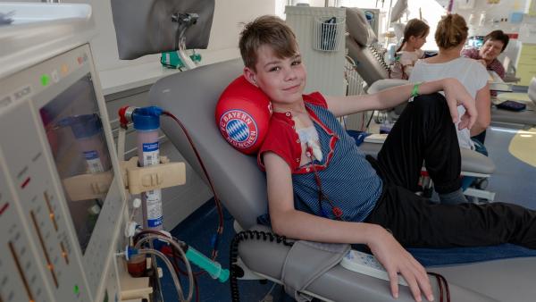 Adrian muss dreimal in der Woche zur Dialyse. Hier wird sein Blut gewaschen und entgiftet. Die Behandlung dauert mehrere Stunden und macht sehr müde. | Rechte: ZDF/Florian Lippke