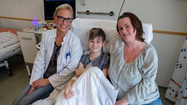 Die Ärztin hat gute Neuigkeiten für Adrian und seine Mutter. | Rechte: ZDF/Florian Lippke