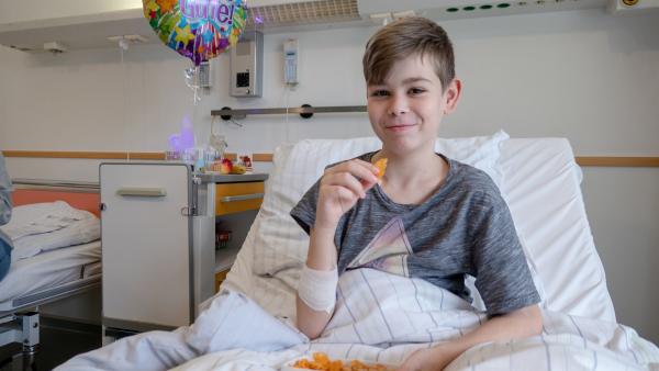 Adrian im Krankenhaus nach der großen Operation. | Rechte: ZDF/Florian Lippke