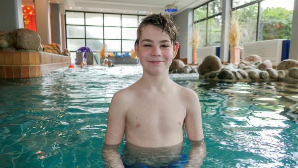 So lange hat Adrian darauf gewartet, jetzt darf er wieder schwimmen. | Rechte: ZDF/Florian Lippke