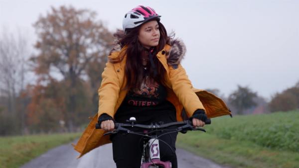 Michelle genießt es, ganz alleine mit dem Fahrrad unterwegs zu sein. In ihrem alten Zuhause, in Honduras, war das nicht möglich. | Rechte: ZDF/Mathias Fiene