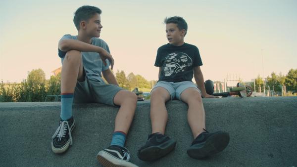 Ein seltener Moment: Jaka (re.) mit seinem Freund. Wegen des häufigen Motocross-Trainings bleibt ihnen wenig Zeit für solche Treffen. | Rechte: ZDF/SAŠA GRMEK