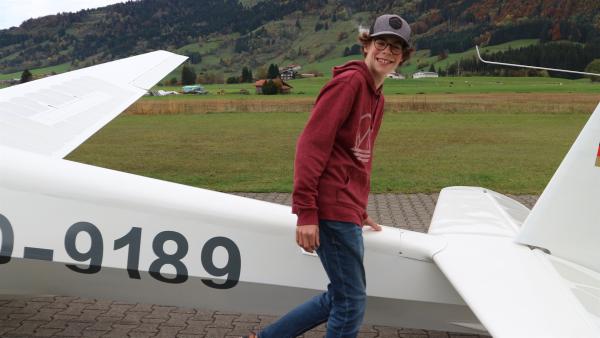 Als Pilot muss Marius sein Flugzeug genau kennen. | Rechte: ZDF/Felix Fleischhauer/Heiko Heltorff"