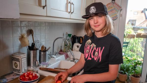 Jakub backt für seinen Freund eine vegane Torte. Er ist sehr gespannt wie sie ihm schmecken wird! | Rechte: ZDF/Florian Lippke