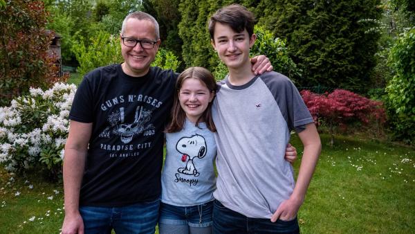 Jule, ihr Papa und ihr älterer Bruder halten noch stärker zusammen und unterstützen sich gegenseitig seit ihre Mutter verstorben ist. | Rechte: ZDF/Florian Lippke