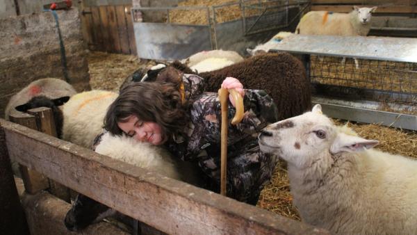 Lena liebt ihre Schafe. Oft geht sie in den Stall, um mit ihnen zu kuscheln. | Rechte: ZDF/Jim Hope