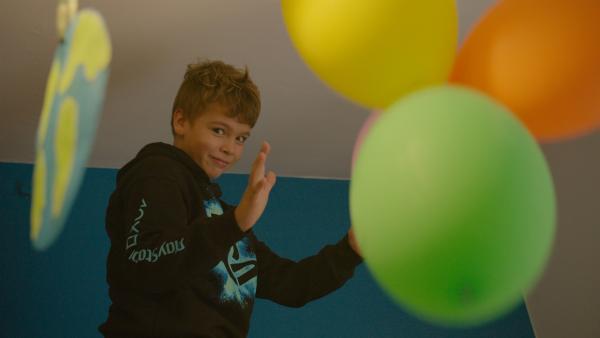 Tiago ist elf Jahre alt und lebt in Portugal. Er ist von Geburt an taub. Alle anderen in seiner Familie können hören, beherrschen aber auch die Gebärdensprache. Die meisten Hörenden tun dies nicht und das möchte er unbedingt ändern und möglichst vielen Menschen die Gebärdensprache beibringen. | Rechte: ZDF/Francesco Cerruti.