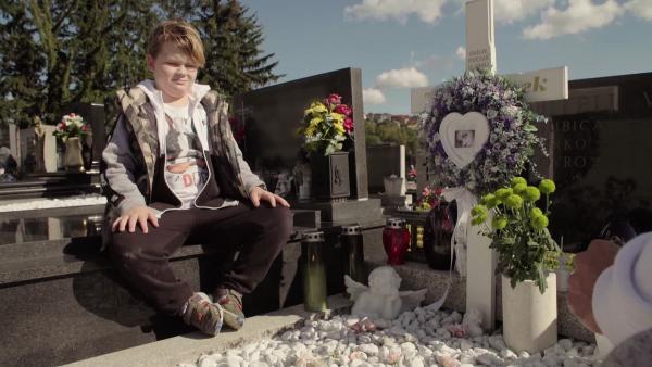 Lange hat sich Vito geweigert, das Grab seiner Mutter zu besuchen. Wenn seine Oma zum Friedhof ging, hat er davor auf einem Baum gewartet. Heute ist er zum ersten Mal hier. | Rechte: ZDF/Djuro Gavran