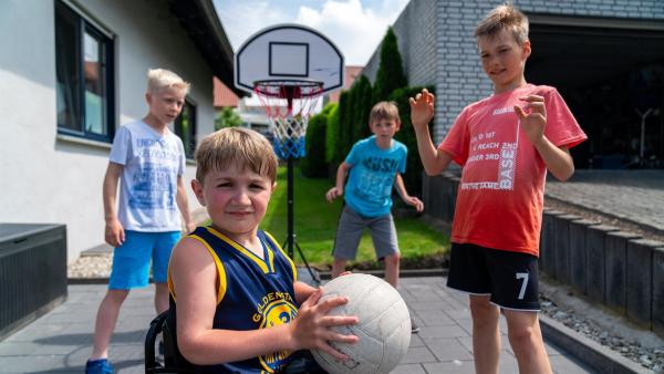 Theo liebt Sport. Obwohl er aufgrund seiner Glasknochen-Krankheit im Rollstuhl sitzt, spielt er Basketball, Tennis und er veranstaltet zusammen mit seinen Freunden einen Zehn-Kilometer-Lauf. | Rechte: ZDF/Florian Lippke