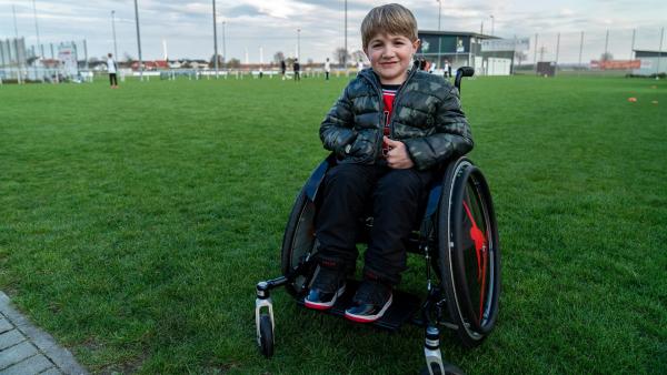 Wenn seine Freunde Fußball spielen, ist Theo als Co-Trainer am Spielfeldrand immer dabei. Er sitzt im Rollstuhl, da er die seltene Glasknochen-Krankheit hat. | Rechte: ZDF/Florian Lippke